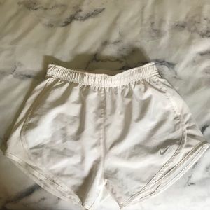 (sold on Ⓜ️) white nike dry tempo XS shorts